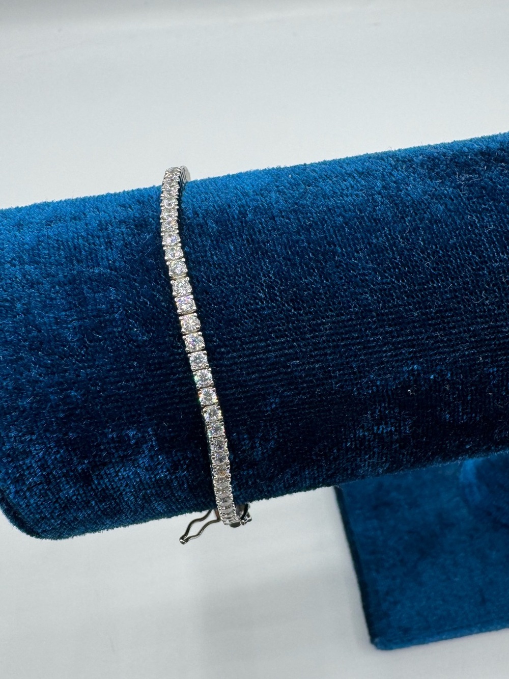 18k 9.2ct Tennis Bracelet - Picture 14 of 15